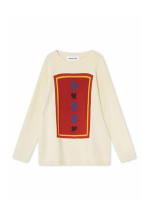 Krémfehér pulóver nagy piros grafikával, amelyen "kDD" betűk szerepelnek kék és fekete színben, sárga kontúrral körvonalazva. Kerek nyakkivágás, bő szabás.