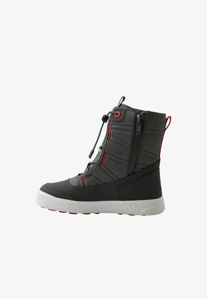 Grå vinterstøvler med en tekstureret stofoverdel, røde detaljer, lynlås lukning og hvide gummisåler med et diamantmønster.