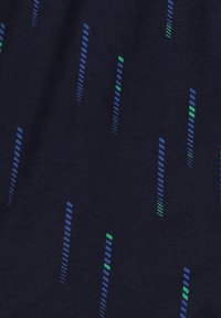 Granatowa tkanina w pionowe paski w jasnoniebieskim i zielonym kolorze. Tekstura jest gładka, z subtelnym wzorem o różnych szerokościach pasków.