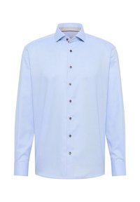Chemise à manches longues bleu clair avec un col à boutons, boutons marron et un motif léger en carreaux à l'intérieur du col. Texture de tissu lisse.