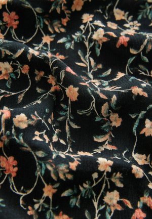 Tessuto nero con un motivo floreale che presenta piccoli fiori rosa e verdi. La texture è morbida, con pieghe delicate e drappeggi.