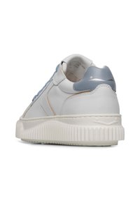 Sneaker in pelle bianca con accenti azzurri, suola in gomma testurizzata e forma arrotondata. Presenta un tallone imbottito e dettagli di cucitura a contrasto.