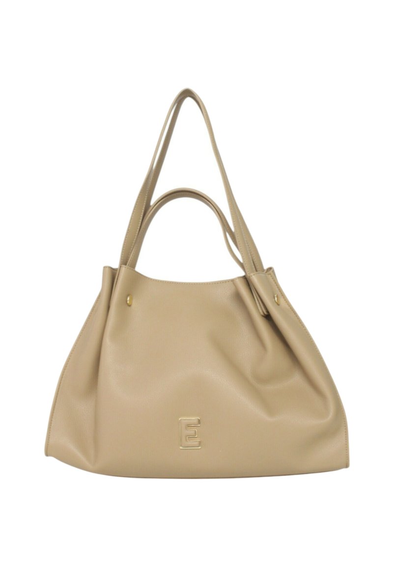 Borsa a tracolla in pelle beige con texture morbida, forma curvata e doppio manico. Presenta un accento con logo dorato sul davanti.