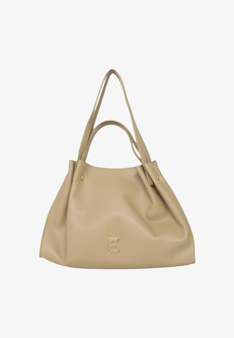 Borsa a tracolla in pelle beige con texture morbida, forma curvata e doppio manico. Presenta un accento con logo dorato sul davanti.