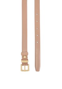 Beige läderbälte med en slät yta, gyllene spänne och fem justerbara hål. Smal, platt design med en rundad spets.