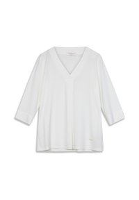 Blusa blanca de cuello en V con mangas tres cuartos, textura suave, corte holgado, con una pequeña etiqueta de marca en el borde inferior.