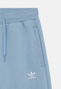adidas Originals WIDE LEG PANTS JUNIOR - Spodnji deli trenirk - tactile blue/white
