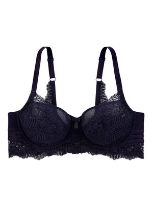 Soutien-gorge en dentelle marine avec des bonnets moulés, des bretelles ajustables et des bords festonnés décoratifs ; présente des motifs texturés et une fermeture à crochets.