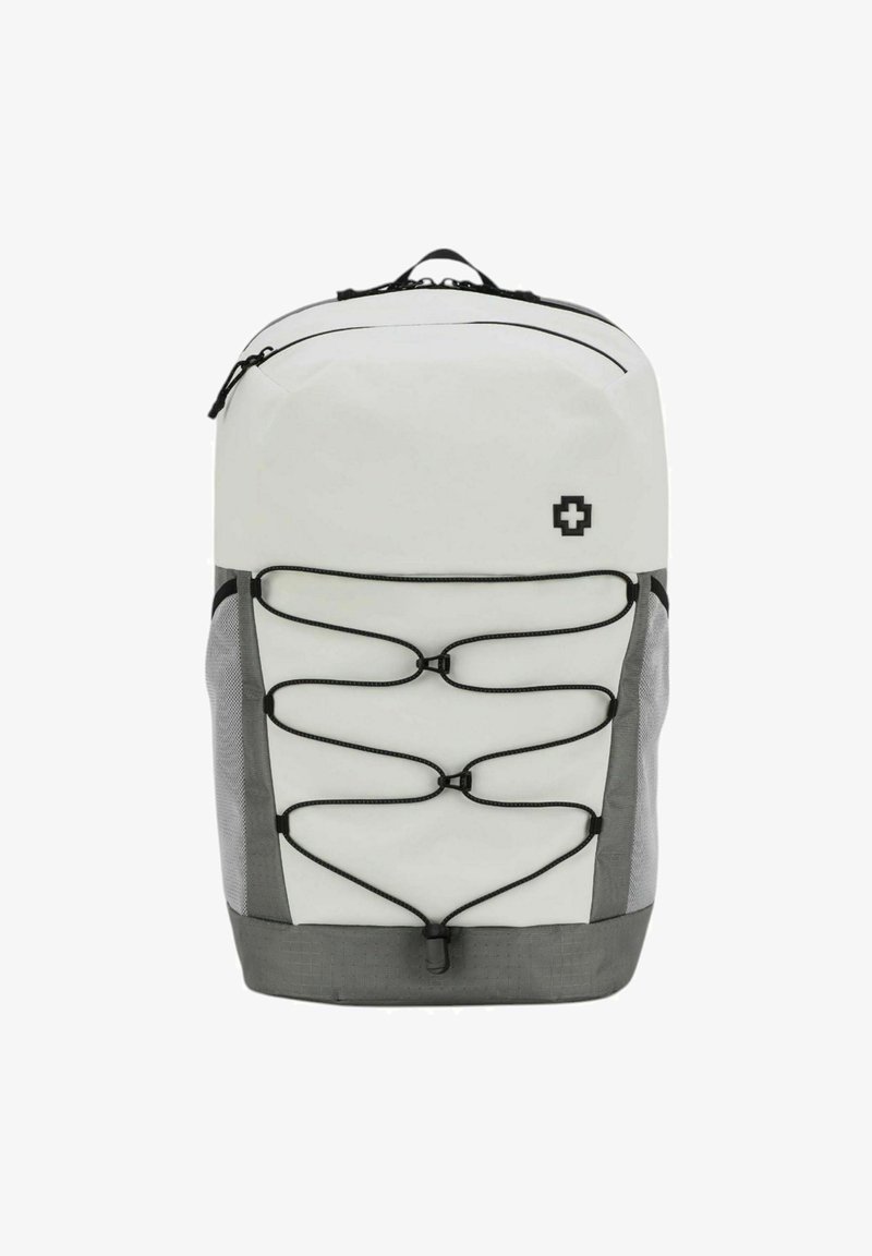 Bela torba na hrbet z sivo obrobo, ki ima spredaj elastični sistem bungee, zgornji zadrgo in logotip v zgornjem desnem kotu.