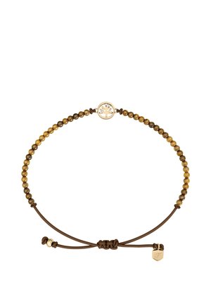Braunes verstellbares Perlenarmband mit rundem goldfarbenem Lebensbaum-Anhänger und kleinem goldfarbenen Anhänger an braunen Kordelenden auf weißem Hintergrund.