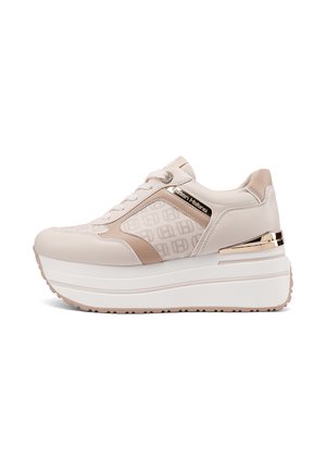 Sneaker platform beige e bianco con suola spessa, chiusura con lacci, marchio discreto sul lato e accenti metallici sul tallone e nella zona dei lacci.
