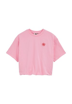 Lyserød cropped T-shirt med korte ærmer, rund hals og lille rød broderet blomst på venstre bryst.
