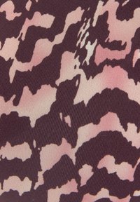 Stof met een donker bordeauxrode basis, gekenmerkt door een roze en crèmekleurig abstract dierenprintpatroon, met een gladde textuur en een lichte glans.