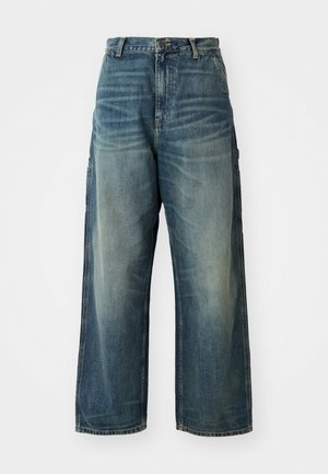 Weite Denim-Jeans in einem ausgewaschenen Blauton. Verfügbar mit einem Knopfverschluss, fünf Taschen und sichtbaren Nähten. Das Material hat eine glatte Textur.