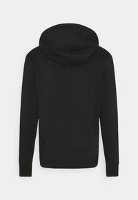 Sudadera negra con un material suave de mezcla de algodón. Presenta una capucha con cordón, mangas largas y un dobladillo recto sin cierres visibles.