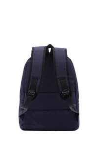 Zaino in tessuto blu navy con due spallacci neri regolabili e design minimalista; presenta una maniglia superiore e una chiusura con zip sul lato.
