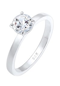 Sterling-Silberring mit einem großen, runden, klaren Edelstein, der in sechs Krappen gefasst ist. Mit "925" gekennzeichnet für die Silberqualität. Glattes Banddesign.