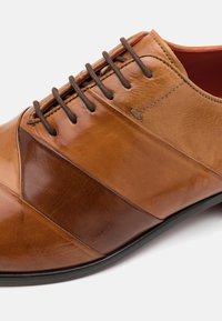 Melvin & Hamilton TONI 51 - Stringate eleganti - mid brown/tan/sand/wood/tan/red/natural/brown