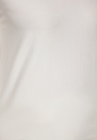 Țesătură albă cu o suprafață netedă și ușor texturată. Prezintă un luciu subtil și o colorare uniformă, consistentă pe tot parcursul.