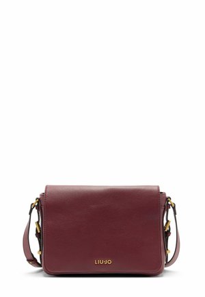Bordo usnjeni crossbody nahrbtnik z zlatim okovjem in embosiranim logotipom, strukturirane pravokotne oblike, ki ima snemljiv trak in teksturirano površino.