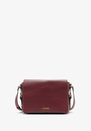 Bordeaux leren schoudertas met gouden hardware en een reliëflogo, gestructureerde rechthoekige vorm, met een afneembare strap en een gestructureerd oppervlak.