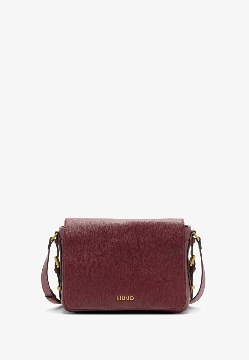 Bordeauxleder-Crossbody-Tasche mit goldenen Beschlägen und geprägtem Logo, strukturierte rechteckige Form, mit abnehmbarem Tragegurt und texturierter Oberfläche.