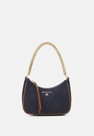 Sac à main en denim bleu foncé Michael Kors avec garniture marron, bandoulière chaîne dorée et logo doré à l'avant, sur fond blanc uni.