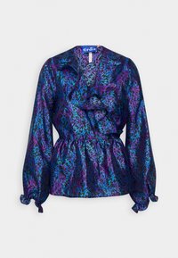 Bluzka w fioletowo-niebieski leopardi wzór z falbaną przy dekolcie i elastyczną talią, z długimi bufkami i metką marki przy szyi.