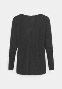 Maglietta nera a maniche lunghe con una texture a coste, caratterizzata da un ampio scollo e una vestibilità morbida. Sul retro è liscia senza ulteriori dettagli.