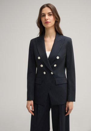 Navy-blau gestreifter, doppelt geknöpfter Blazer mit weißen runden Knöpfen, Reverskragen und zwei vorderen Taschen. Glattes Material, strukturierter Schnitt.