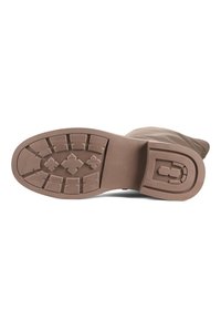 Suela de bota de goma marrón con un diseño texturizado y de patrón para mayor agarre. Presenta un leve tacón y una amplia zona de los dedos para estabilidad.