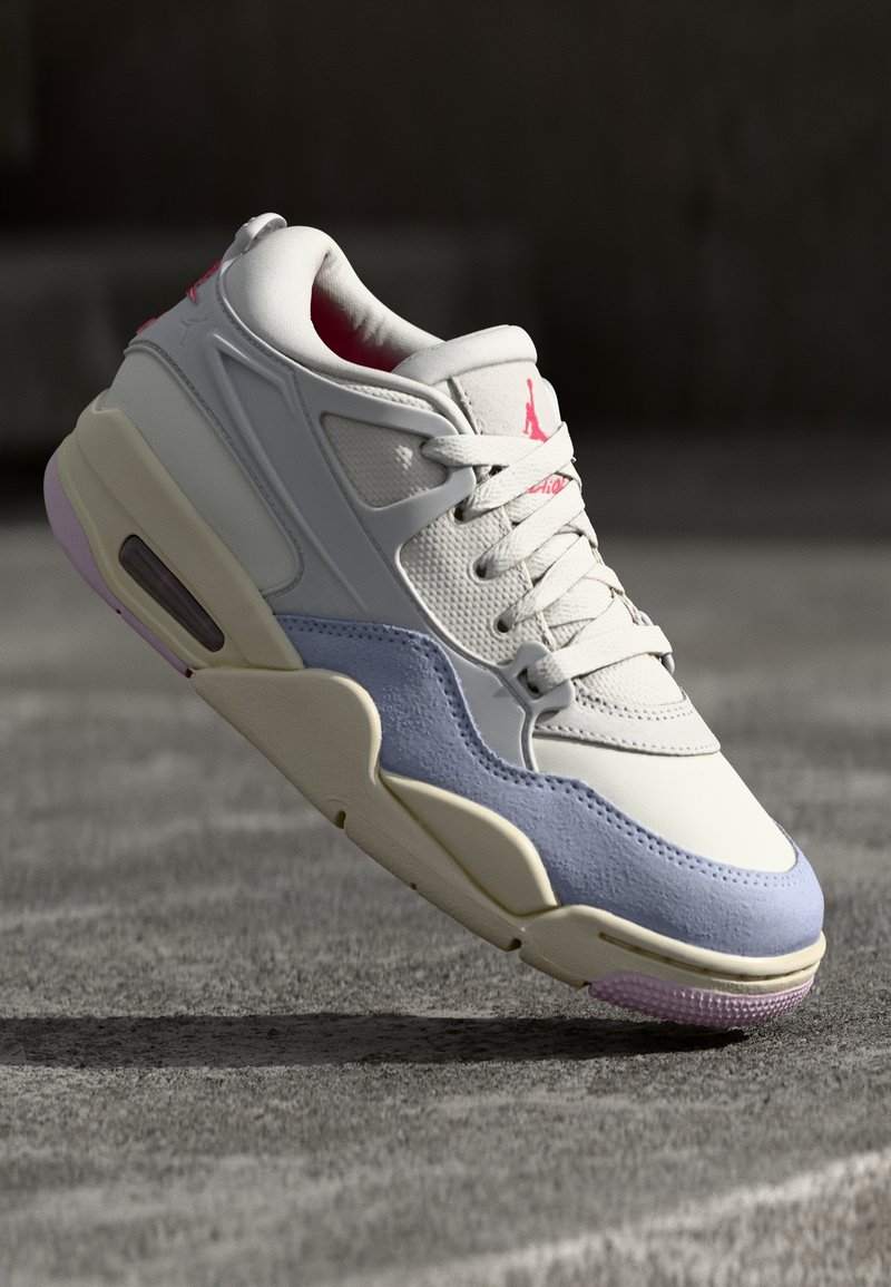 Baskets athlétiques blanches et violet clair avec des accents roses flottant au-dessus d'une surface en béton sous un éclairage doux.