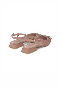 Roze suède flat shoes met een vierkante hak en banddetails, met een glinsterende accent op het teengebied. Glad interieurafwerking.