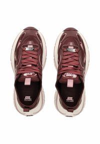 Burgundské sportovní boty s síťovinovým svrškem, silnou bílou podrážkou a plochými tkaničkami. Branding viditelný na jazyku a zadním podpatku.