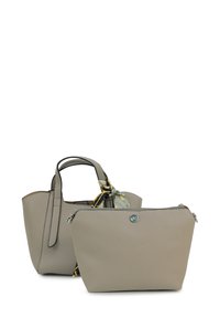 Grijze leren handtas set met een grotere tote met twee handvaten en een kleinere ritstas, versierd met een gestructureerde sjaal accent.