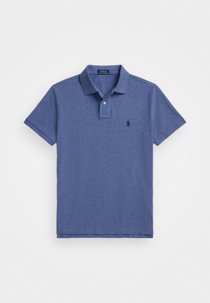 Blaues kurzärmeliges Poloshirt mit Kragen, zwei Knöpfen und kleinem dunklem Logo auf der linken Brust gestickt.