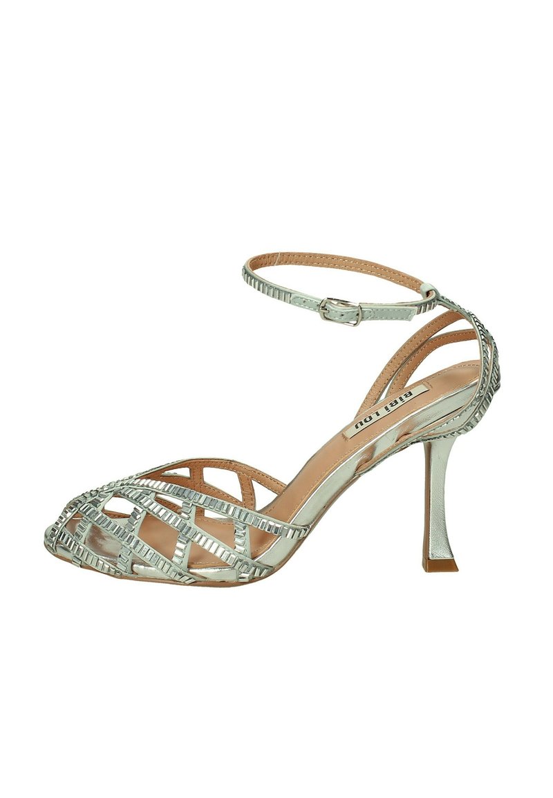 Sandalo stiletto aperto in punta di argento con design a cinturini incrociati, fibbia alla caviglia e finitura lucida. Presenta un tacco sottile e dettagli testurizzati.