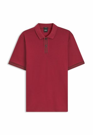Polo rouge à manches courtes avec deux boutons, un col et un liseré noir sur les bords des manches et la patte de boutonnage, étiquette de marque BOSS à l'intérieur du col.