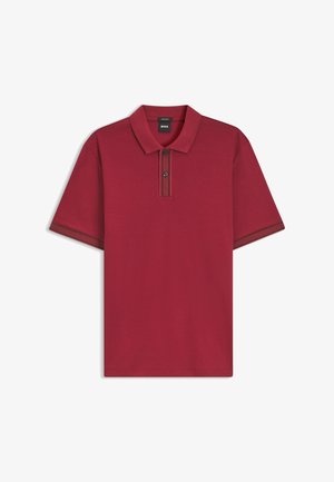 Polo rouge à manches courtes avec deux boutons, un col et un liseré noir sur les bords des manches et la patte de boutonnage, étiquette de marque BOSS à l'intérieur du col.