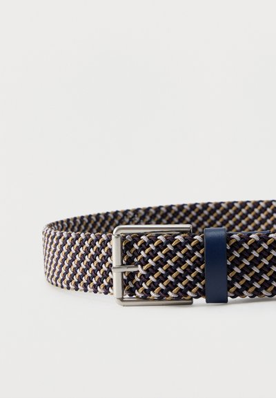 Ζώνη από υφασμάτινο πλεκτό ύφασμα με σχέδιο σε σκούρο μπλε, μπεζ και λευκό, με ασημένια μεταλλική αγκράφα και σκούρο μπλε δερμάτινο λουρί.