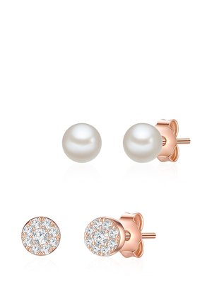 Deux paires de clous d’oreilles avec monture en or rose, l’une avec des perles blanches et l’autre avec des pierres précieuses rondes et transparentes.