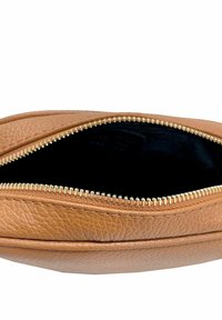 Pochette in pelle marrone chiaro con finitura testurizzata, caratterizzata da una zip dorata lungo il bordo superiore e un interno nero. Forma piatta e allungata.