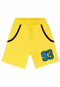Pantalones cortos amarillos de material suave, con detalles negros en los bolsillos y un número "93" azul bordado en el lateral.