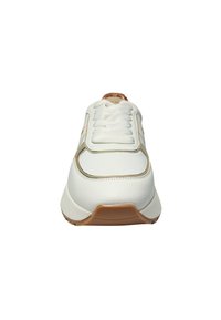 Witte sneaker met een bovenwerk van gestructureerd leer, platte veters en een beige accent. Voorzien van een rubberen zool met een subtiel patroon voor grip.