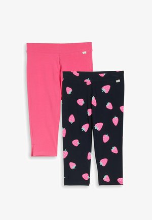 Dwie pary legginsów dziecięcych, jedne gładkie różowe, drugie granatowe z różowymi wzorami truskawek, ułożone płasko na białym tle.