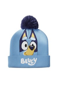Berretto lavorato a maglia blu con un design di un personaggio su uno sfondo blu chiaro, orecchie blu scuro e un pompon blu navy sulla parte superiore. "BLUEY" stampato sul bordo.