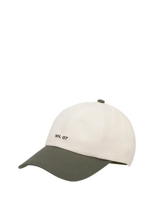 Cappellino da baseball con corona color avorio, visiera curva verde oliva, bottone verde oliva sulla parte superiore e testo nero "NN. 07" sul lato anteriore sinistro.