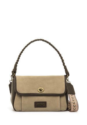 Piccola borsa beige e marrone con manico intrecciato, patta frontale con chiusura a torsione, toppa con logo in tessuto e tracolla regolabile con motivo.