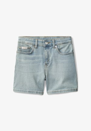 Shorts en denim bleu clair avec bouton frontal, passants pour ceinture, poches et petite étiquette Calvin Klein sur la poche droite.