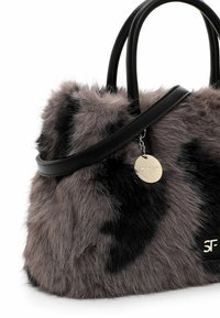 Faux fur håndtaske i grå og sort med en glat læderhank, der har et metalvedhæng og et logo-detalje på forsiden.